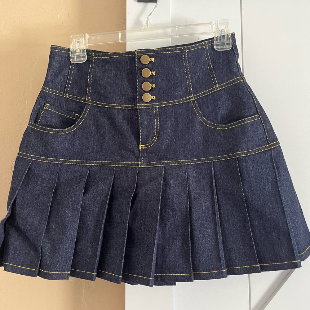 Vintage-Inspired Pleated Denim Mini Skirt with Button Detail